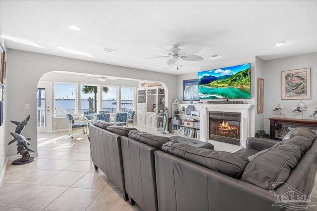 1810 Sea Pines Ln, Navarre, FL 32566