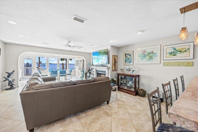 1810 Sea Pines Ln, Navarre, FL 32566