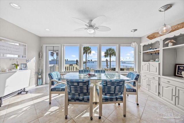 1810 Sea Pines Ln, Navarre, FL 32566