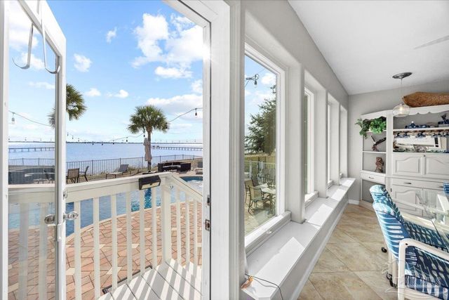 1810 Sea Pines Ln, Navarre, FL 32566