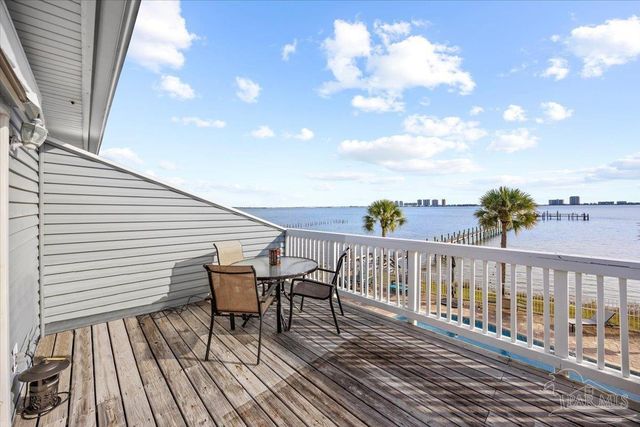 1810 Sea Pines Ln, Navarre, FL 32566