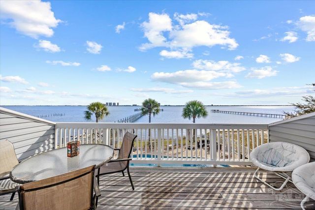 1810 Sea Pines Ln, Navarre, FL 32566