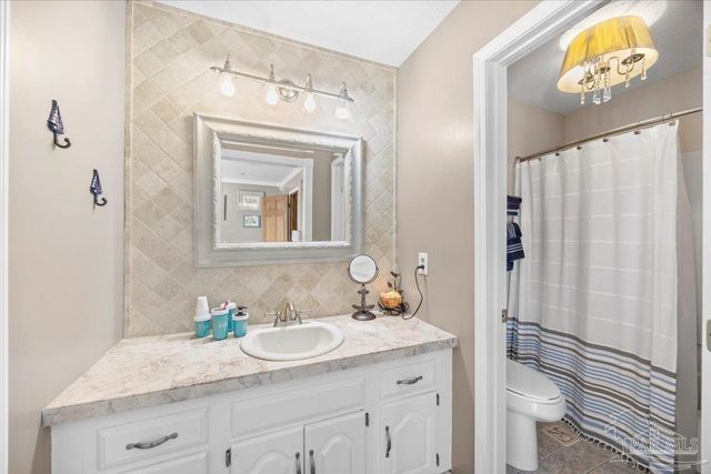 1810 Sea Pines Ln, Navarre, FL 32566