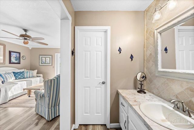 1810 Sea Pines Ln, Navarre, FL 32566