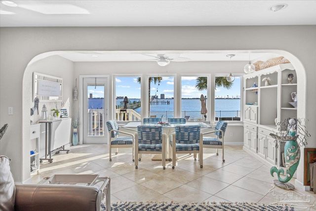 1810 Sea Pines Ln, Navarre, FL 32566