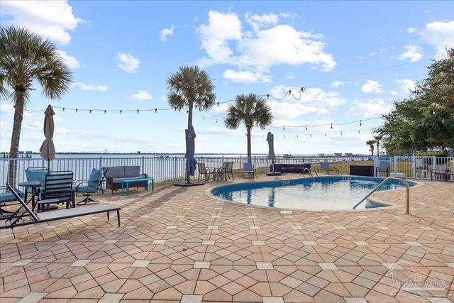 1810 Sea Pines Ln, Navarre, FL 32566