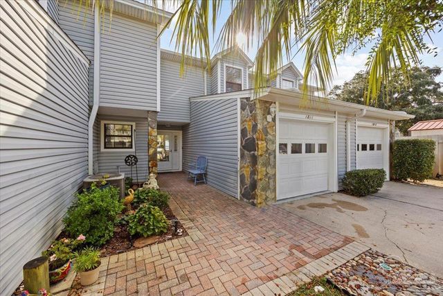 1810 Sea Pines Ln, Navarre, FL 32566