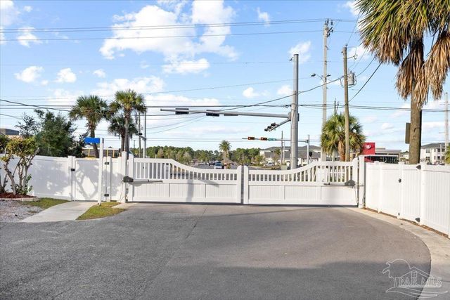 1810 Sea Pines Ln, Navarre, FL 32566