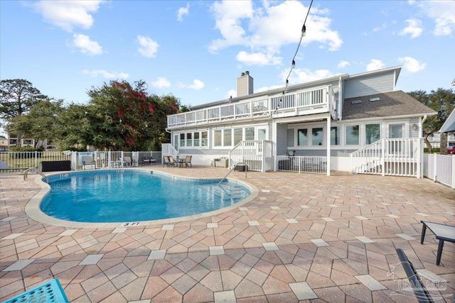 1810 Sea Pines Ln, Navarre, FL 32566