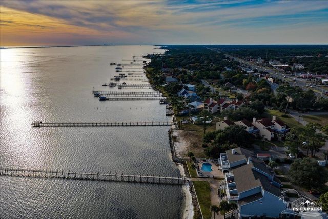 1810 Sea Pines Ln, Navarre, FL 32566