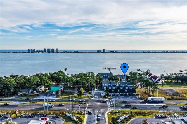 1810 Sea Pines Ln, Navarre, FL 32566