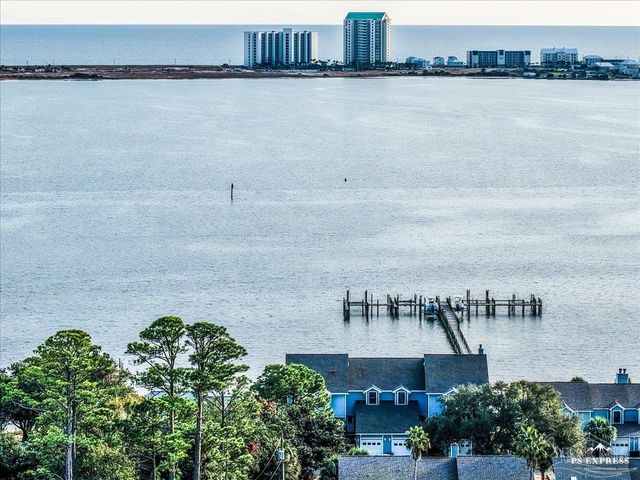 1810 Sea Pines Ln, Navarre, FL 32566