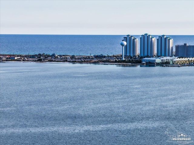 1810 Sea Pines Ln, Navarre, FL 32566