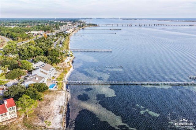 1810 Sea Pines Ln, Navarre, FL 32566