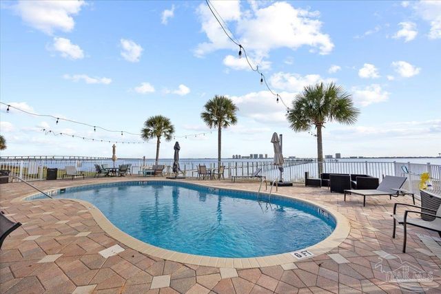 1810 Sea Pines Ln, Navarre, FL 32566