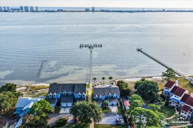 1810 Sea Pines Ln, Navarre, FL 32566