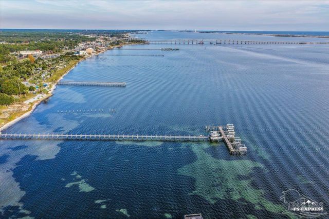 1810 Sea Pines Ln, Navarre, FL 32566