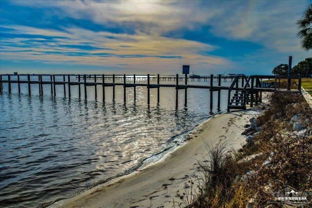 1810 Sea Pines Ln, Navarre, FL 32566