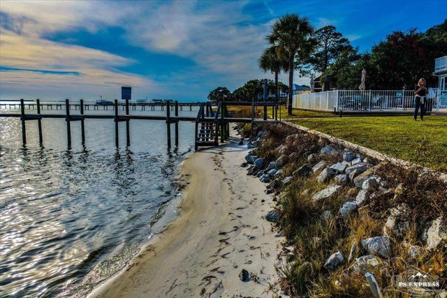 1810 Sea Pines Ln, Navarre, FL 32566