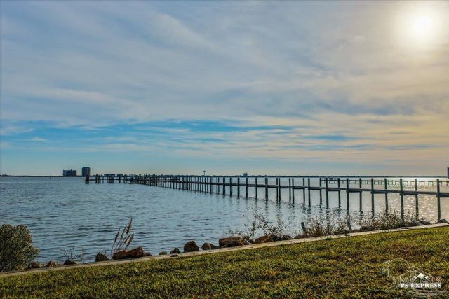 1810 Sea Pines Ln, Navarre, FL 32566