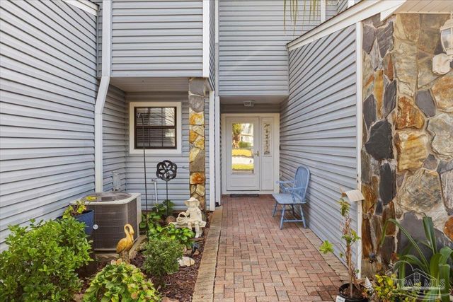 1810 Sea Pines Ln, Navarre, FL 32566