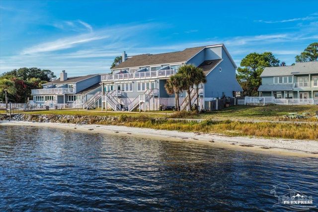 1810 Sea Pines Ln, Navarre, FL 32566