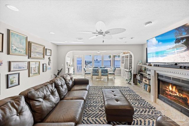 1810 Sea Pines Ln, Navarre, FL 32566