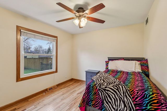 902 Arbor Court, Wheaton, IL 60189