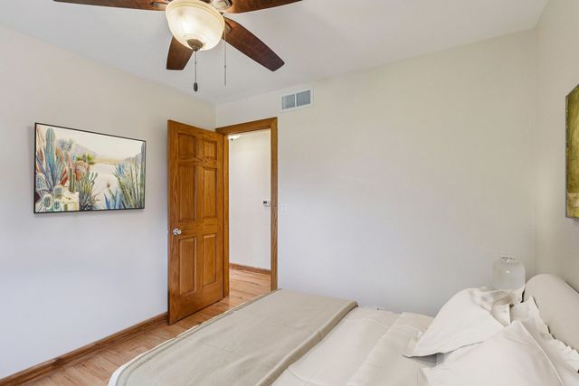 902 Arbor Court, Wheaton, IL 60189