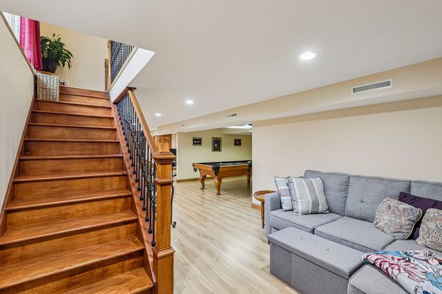 902 Arbor Court, Wheaton, IL 60189