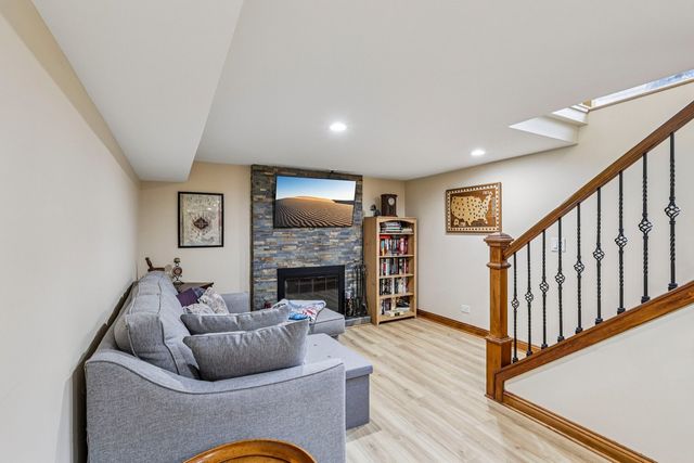 902 Arbor Court, Wheaton, IL 60189