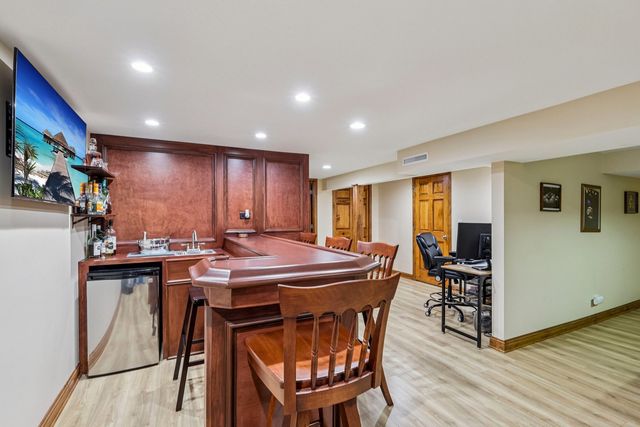 902 Arbor Court, Wheaton, IL 60189