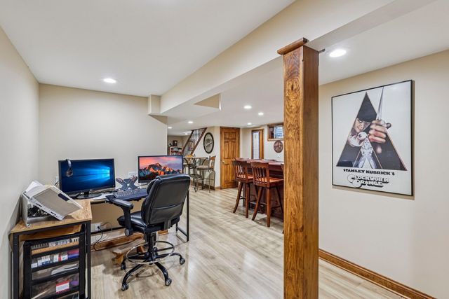 902 Arbor Court, Wheaton, IL 60189