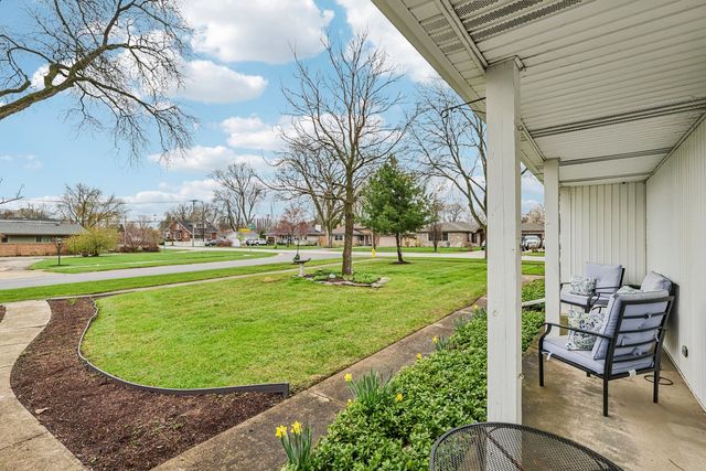 902 Arbor Court, Wheaton, IL 60189