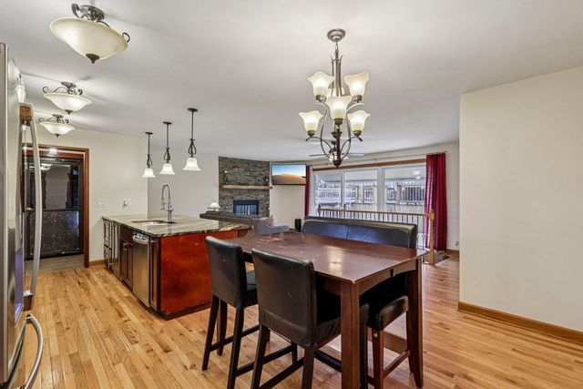 902 Arbor Court, Wheaton, IL 60189