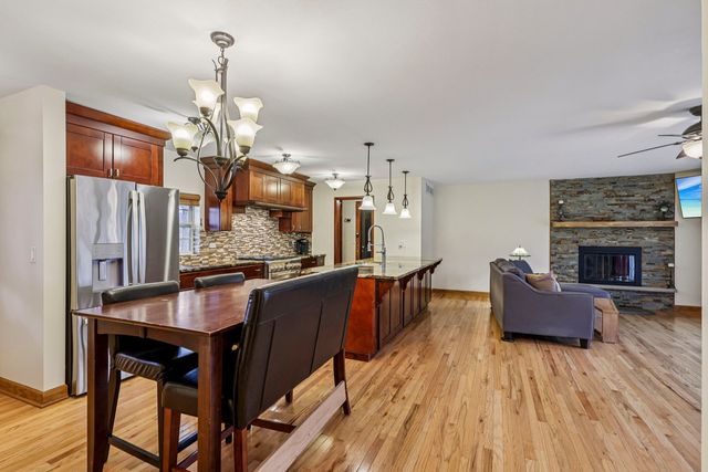 902 Arbor Court, Wheaton, IL 60189