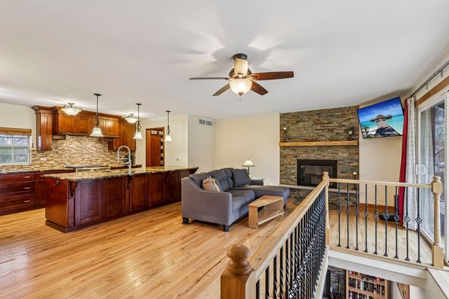 902 Arbor Court, Wheaton, IL 60189