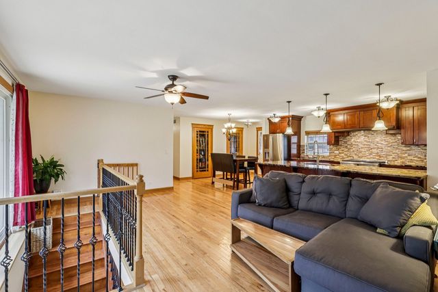 902 Arbor Court, Wheaton, IL 60189