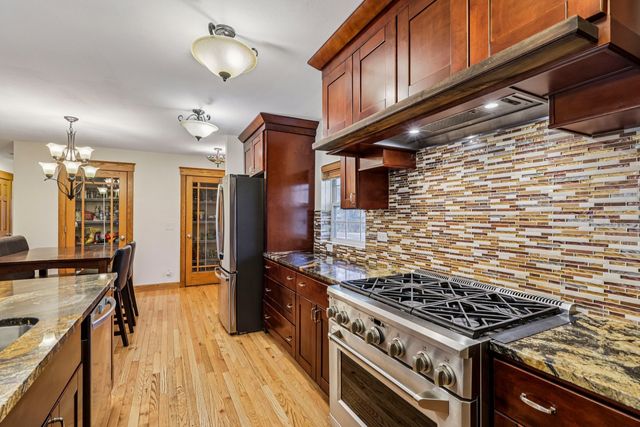 902 Arbor Court, Wheaton, IL 60189