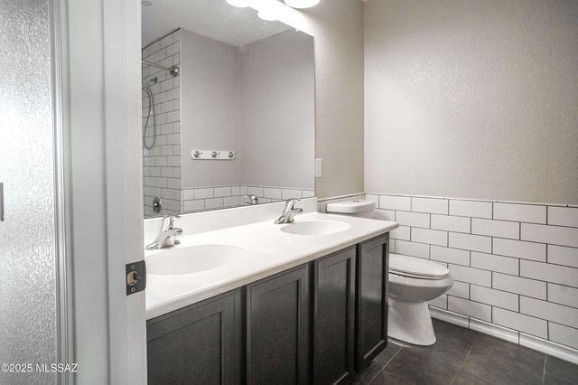 950 W Vuelta Olivero, Sahuarita, AZ 85629