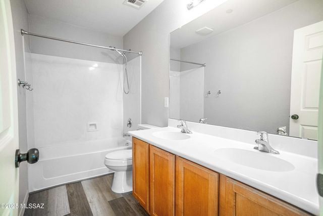 950 W Vuelta Olivero, Sahuarita, AZ 85629