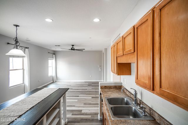 950 W Vuelta Olivero, Sahuarita, AZ 85629