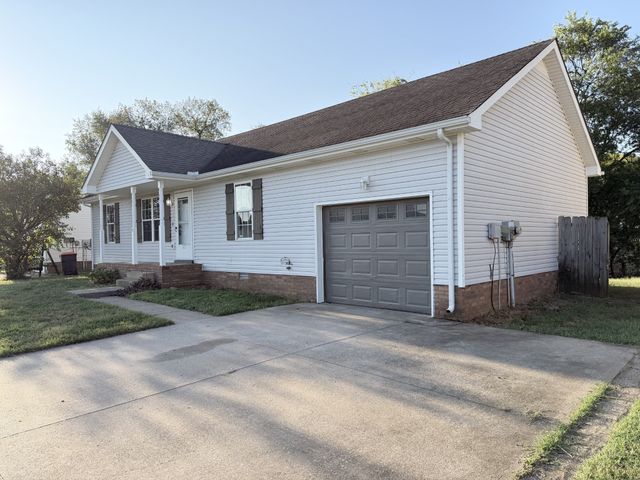 3244 S Senseney Cir, Clarksville, TN 37042