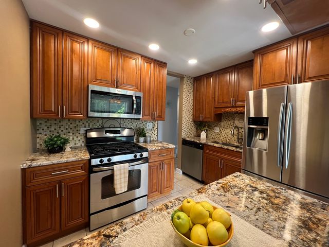 1880 Bonnie Lane 302, Hoffman Estates, IL 60169