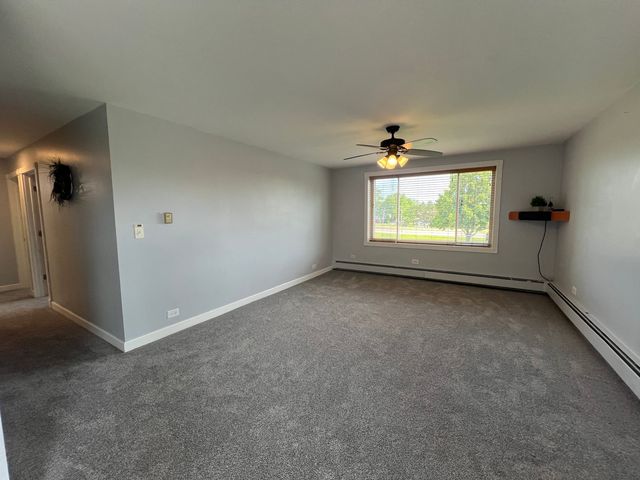 1880 Bonnie Lane 302, Hoffman Estates, IL 60169