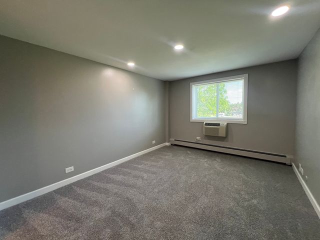 1880 Bonnie Lane 302, Hoffman Estates, IL 60169
