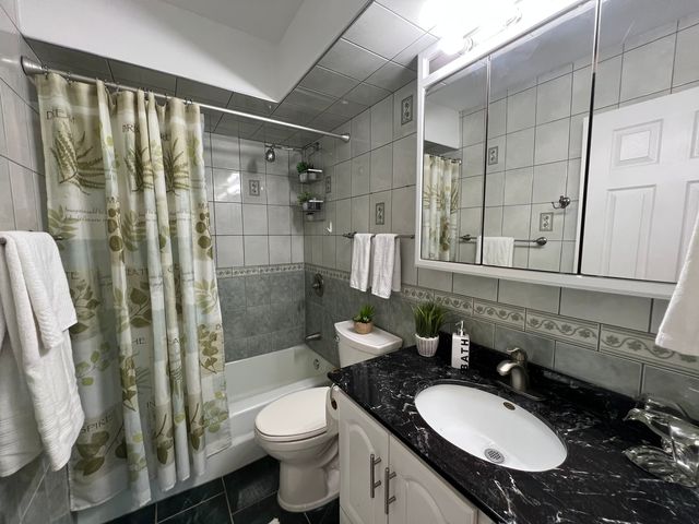 1880 Bonnie Lane 302, Hoffman Estates, IL 60169
