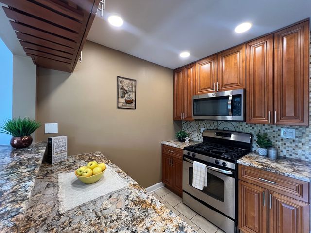1880 Bonnie Lane 302, Hoffman Estates, IL 60169