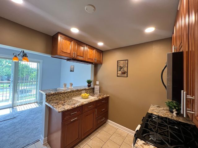 1880 Bonnie Lane 302, Hoffman Estates, IL 60169