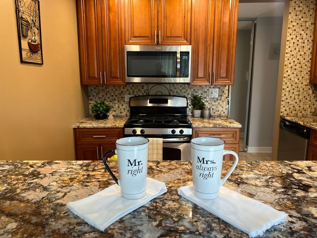 1880 Bonnie Lane 302, Hoffman Estates, IL 60169